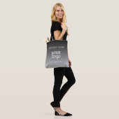 Moderne promotionele Logo & tekst | Bewerkbare kle Tote Bag (Op model)
