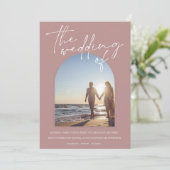 Moderne puinroze Initiaal Foto bruiloft Kaart (Staand voorkant)