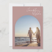 Moderne puinroze Initiaal Foto bruiloft Kaart (Achterkant)