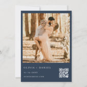 Moderne QR Code Crest Marine Blauwe Foto Huwelijk Kaart (Achterkant)