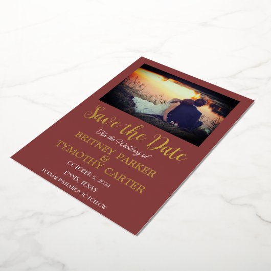 Moderne QR Code Foto van Wijn Burgundy Wedding Folie Uitnodiging (Gedraaid)