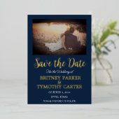 Moderne QR-code Fotokalligrafie marineblauw huweli Folie Uitnodiging (Staand Voorkant)