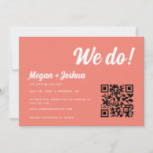 Moderne QR-code Koraal Roze 'Wij doen!' Bruiloft Save The Date (Voorkant)