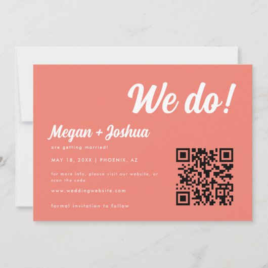 Moderne QR Code Koraalroze 'We doen het!' Trouwen Save The Date (Voorkant)