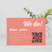 Moderne QR Code Koraalroze 'We doen het!' Trouwen Save The Date (Staand voorkant)