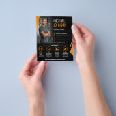 Moderne QR-code persoonscoach Flyer (Hand)