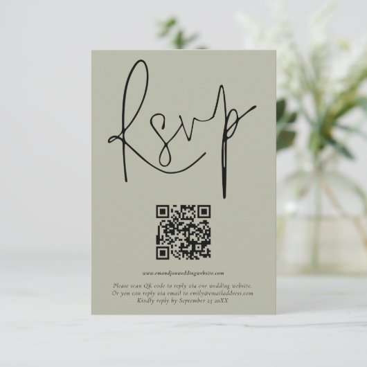 Moderne QR Code Script Weddenschap Zacht Sage RSVP Kaart (Staand voorkant)