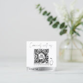 Moderne QR-code Sociale media Wit en Chrome Zilver Vierkante Visitekaartje (Staand voorkant)