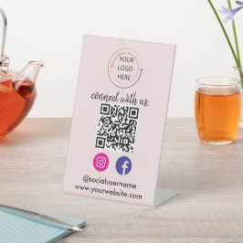 Moderne QR-code voor sociale media | Minimalistisc Reclamebord Met Voetstuk