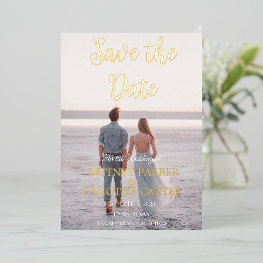 Moderne QR Code Yellow Weddenschap met fotoscript Folie Uitnodiging (Staand Voorkant)