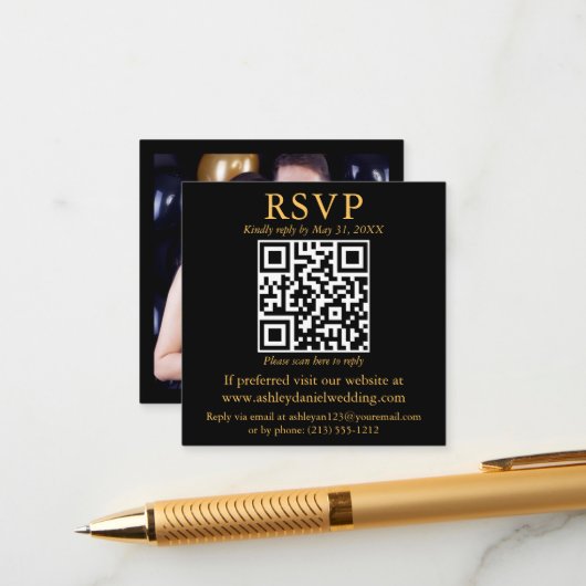 Moderne QR-foto Black Gold Square Weddenschap RSVP Informatiekaartje (Voorkant / Achterkant in situ)