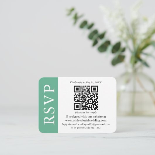 Moderne QR Wedding RSVP Mint Green en White Informatiekaartje (Staand voorkant)
