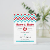 Moderne Red Aqua Chevron & Lovebirds Save the Date Aankondigingskaart (Staand voorkant)