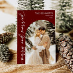 Moderne Red Arch Foto Passen getrouwd Vrolijk & Ge Feestdagenkaart<br><div class="desc">Vier uw nieuwe reis samen dit vakantieseizoen met een prachtige kaart met een favoriete foto van u als pasgetrouwden. Het moderne rode boogontwerp creëer een gedurfde en feestelijke achtergrond, die elegant uw afbeelding omlijst en tegelijkertijd uw vrolijke boodschap van "Merry & Married" in stijlvolle typografie overbrengt. Deze eigentijdse esthetiek benadrukt...</div>