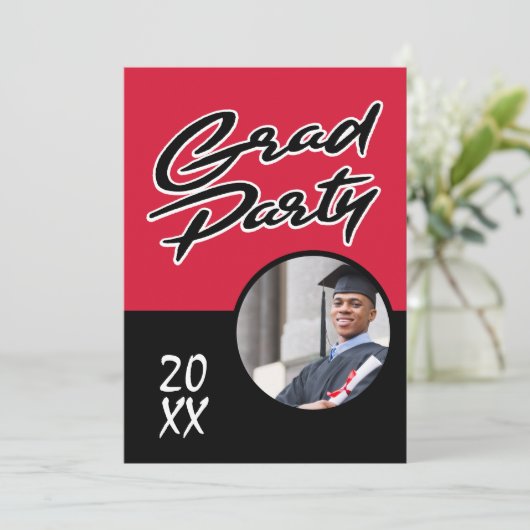 Moderne Red Black Graduation Party Kaart (Staand voorkant)