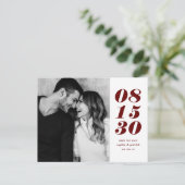Moderne Red Bold Date Typografie Save the Date Aankondigingskaart (Staand voorkant)