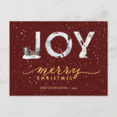 Moderne Red Elegant Gold Script JOY Snow-bedekking Feestdagenkaart (Voorkant)
