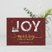 Moderne Red Elegant Gold Script JOY Snow-bedekking Feestdagenkaart (Staand voorkant)