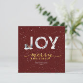 Moderne Red Elegant Gold Script JOY Snow-bedekking Feestdagenkaart (Staand voorkant)