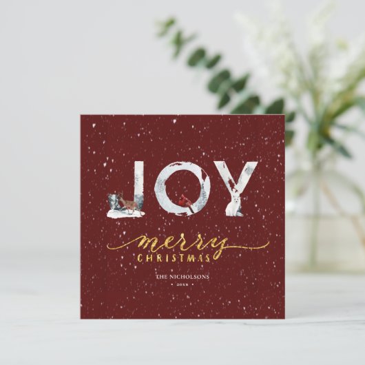 Moderne Red Elegant Gold Script JOY Snow-bedekking Feestdagenkaart (Staand voorkant)
