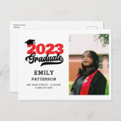 Moderne Red Elegant Script Photo Graduparty Uitnodiging Briefkaart (Voorkant / Achterkant)