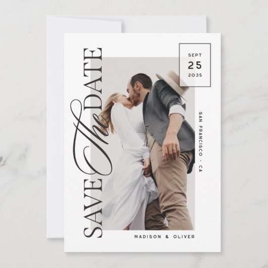 Moderne redactionele script foto bruiloft save the date (Voorkant)