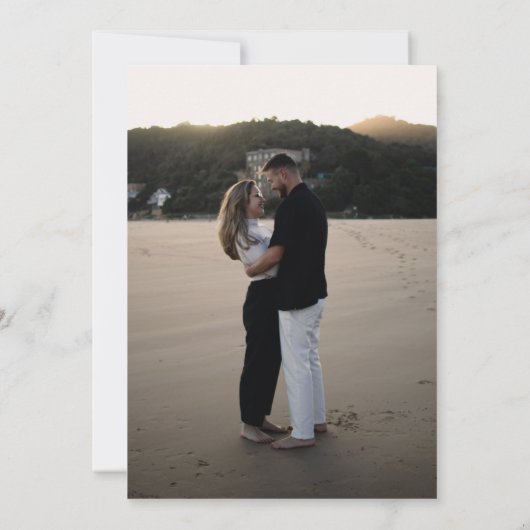 Moderne redactionele script foto bruiloft save the date (Achterkant)
