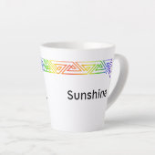 Moderne regenboog driehoeken gepersonaliseerde lat latte mok (Rechterhoek)