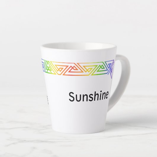 Moderne regenboog driehoeken gepersonaliseerde lat latte mok (Rechterhoek)