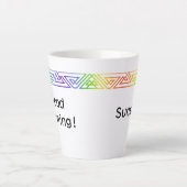 Moderne regenboog driehoeken gepersonaliseerde lat latte mok (Voorkant)