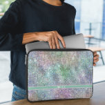 Moderne regenboog sprankelt laptop sleeve<br><div class="desc">De moderne Rainbow Sparkles-laptophoes combineert een strak design met persoonlijke elegantie. Dit sleeve voor de laptop heeft een achtergrond met een regenboogpalet en een rechthoekige ruimte voor personalisatiedoeleinden en is geaccentueerd met een luxueus briesje en ruimte voor jouw naam, waardoor het uniek is voor u. Gebouwd met duurzame materialen om...</div>