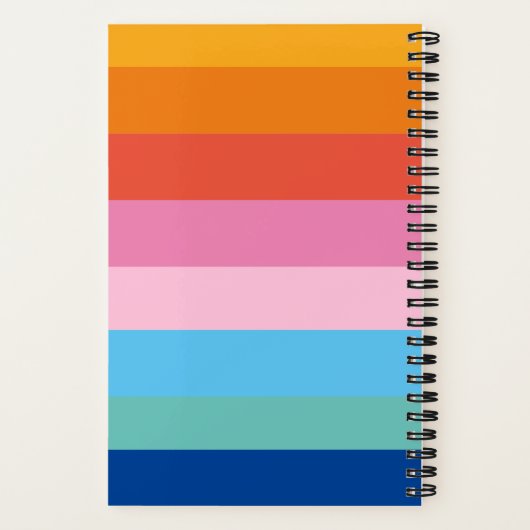 Moderne regenbooggekleurde monogram-naam notitieboek (Achterkant)