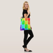 Moderne regenboogkleurklokken tote bag (Op model)