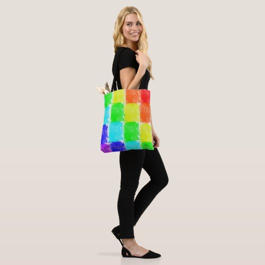 Moderne regenboogkleurklokken tote bag (Op model)