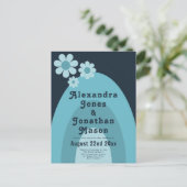 Moderne Retro 70s Bold Blue bruiloft Uitnodiging Briefkaart (Staand voorkant)