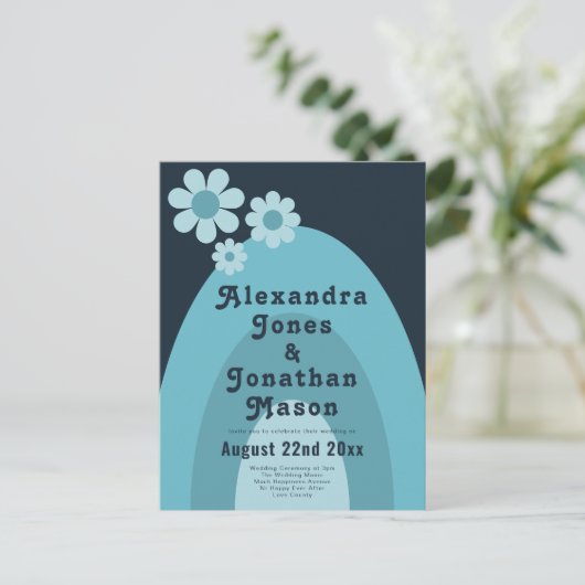 Moderne Retro 70s Bold Blue bruiloft Uitnodiging Briefkaart (Staand voorkant)