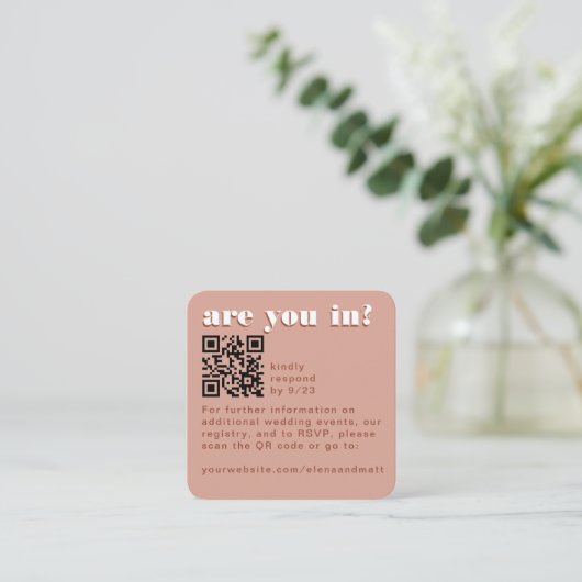 Moderne Retro Bleke Terracotta RSVP QR Code Kaart (Staand voorkant)