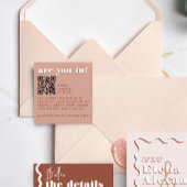 Moderne Retro Bleke Terracotta RSVP QR Code Kaart