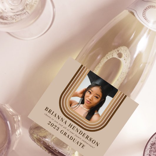 Moderne Retro Bruine en Neutrale Afstuderen Sparkling Wijnetiket