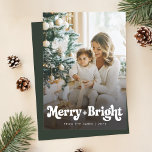 Moderne Retro Eenvoudige Foto Kerstmis Feestdagenkaart<br><div class="desc">Deze moderne Retro Simple Photo Christmas Holiday Kaart biedt een strak en verfijnd ontwerp met een volledige familiefoto en grote "Merry   Bright" retro-scripttypografie. De casual,  maar retro stijl past naadloos bij de natuurlijke omgeving,  waardoor het een ideale keuze is voor gezinnen die op zoek zijn naar een tijdloze vakantie-groet.</div>