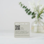 Moderne Retro Green Sage RSVP QR Code Kaart (Staand voorkant)