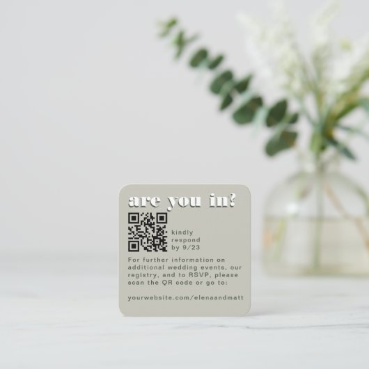 Moderne Retro Green Sage RSVP QR Code Kaart (Staand voorkant)