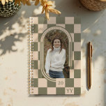 Moderne Retro Groen Geruit Patroon Boog Foto Planner<br><div class="desc">Voeg een vleugje charme toe aan uw dagelijks leven met onze Modern Retro Green Checkered Pattern Arch Photo Planner. Met een gedurfd, opvallend groen geruit ontwerp in combinatie met een slank boogfoto-lijst. Voeg je foto, naam en een aangepast monogram op de achterkant toe voor een echt unieke planner. Of u...</div>