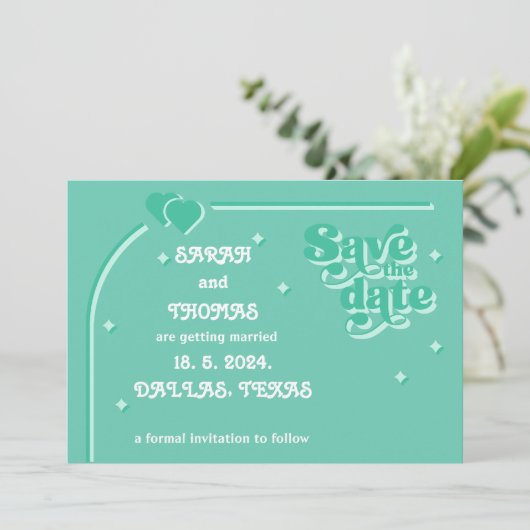 Moderne Retro groovy groene jaren 70 bruiloft Save The Date (Staand voorkant)