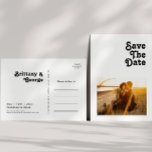 Moderne Retro Lettering Foto Save The Date Uitnodi Uitnodiging Briefkaart<br><div class="desc">Deze moderne retro-lettertype foto save the date-uitnodigingspostkaart is perfect voor je unieke, trendy eenvoudige vintage boheemse zomerse bruiloft. Het lettertype is een stijlvol zwart, chic 70's boho-lettertype dat dit ontwerp klassieke minimale groovy hippie-vibes geeft. Je kunt je eigen afbeeldingen of foto's toevoegen als je het wilt aanpassen. Neem gerust contact...</div>