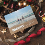 Moderne Retro Merry Alles Minimalistisch Een Foto Feestdagenkaart<br><div class="desc">Moderne minimalistische "Merry Everything" One Photo Holiday Kaart. Het voorste lettertype is wit. Achterlettertype is zwart op een neutrale achtergrond.</div>