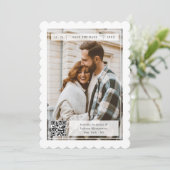 Moderne Retro Postzegel QR Code Huwelijk Save The Date (Staand voorkant)