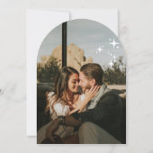 Moderne retro We krijgen Hitched Wedding Invite Kaart (Achterkant)