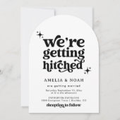 Moderne retro We krijgen Hitched Wedding Invite Kaart (Voorkant)