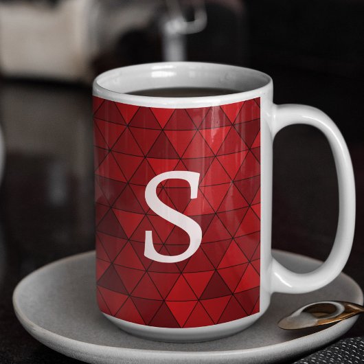 Moderne rode driehoeken Geometrisch eigen monogram Koffiemok